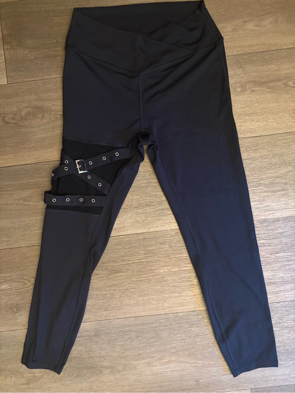 HALARA Black High-Waist Leggings with Strappy Buckle Detail